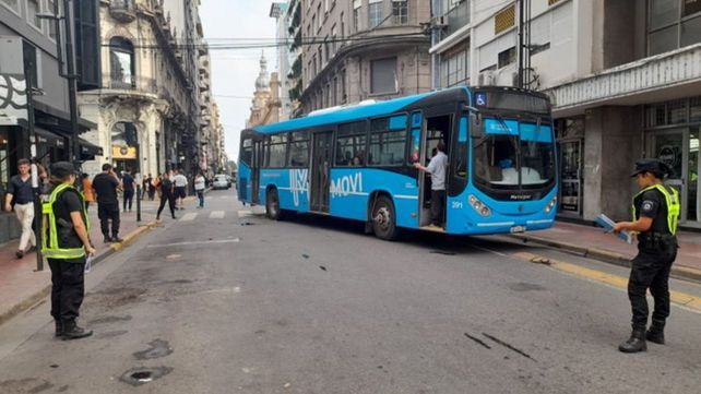 Le amputaron una pierna a la mujer que fue atropellada por un colectivo en el microcentro