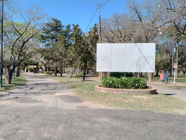 Hasta el cartel de entrada al parque Regional Sur perdió las letras. Un espacio verde donde imperan lso yuyales y el abandono.