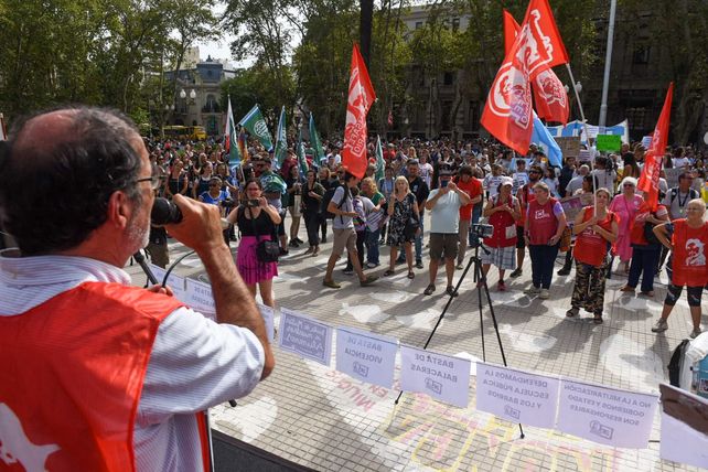 Los maestros rosarinos se movilizaron para exigir que se detengan los ataques contra escuelas