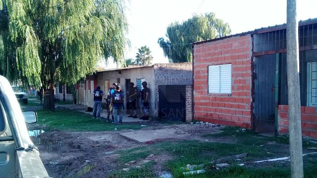 Mirá cómo caen dos vendedores de drogas en el barrio Scarafía