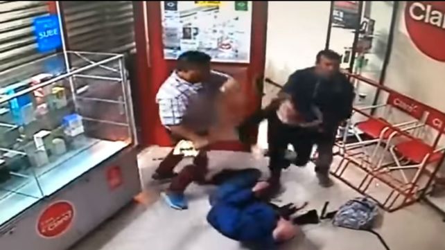 Un asalto violento quedó grabado por las cámaras de seguridad de un comercio