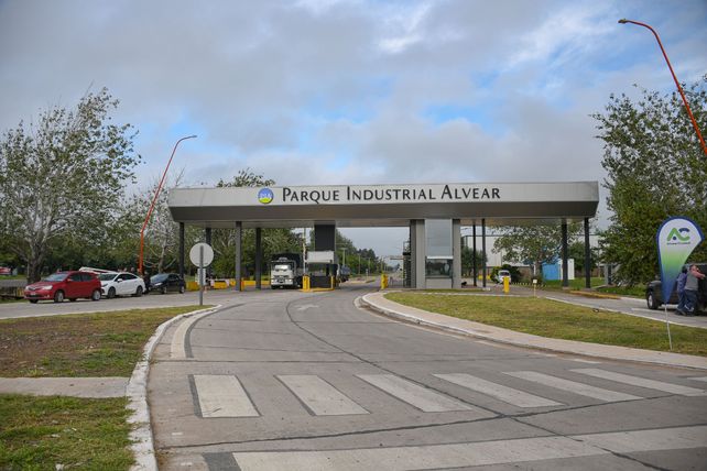 Inauguraron la rotonda del Parque Industrial de Alvear y firmaron el convenio para pavimentar Piedrabuena