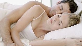 La ciencia descubrió cuál es la mejor posición para dormir y ser más felices
