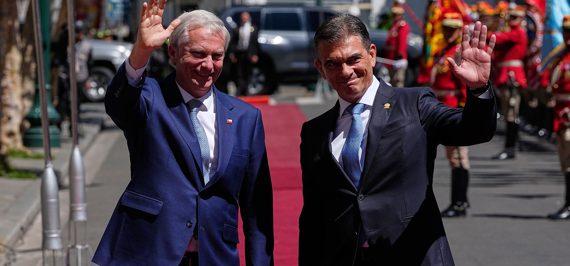 El presidente boliviano Rodrigo Paz, a la derecha, y el presidente de Chile, José Antonio Kast, saludan desde el exterior del palacio de gobierno en La Paz, Bolivia, el viernes 16 de octubre de 2026. (Foto AP/Juan Karita) El presidente boliviano Rodrigo Paz, a la derecha, y el presidente de Chile, José Antonio Kast, saludan desde el exterior del palacio de gobierno en La Paz, Bolivia, el viernes 16 de octubre de 2026. (Foto AP/Juan Karita)