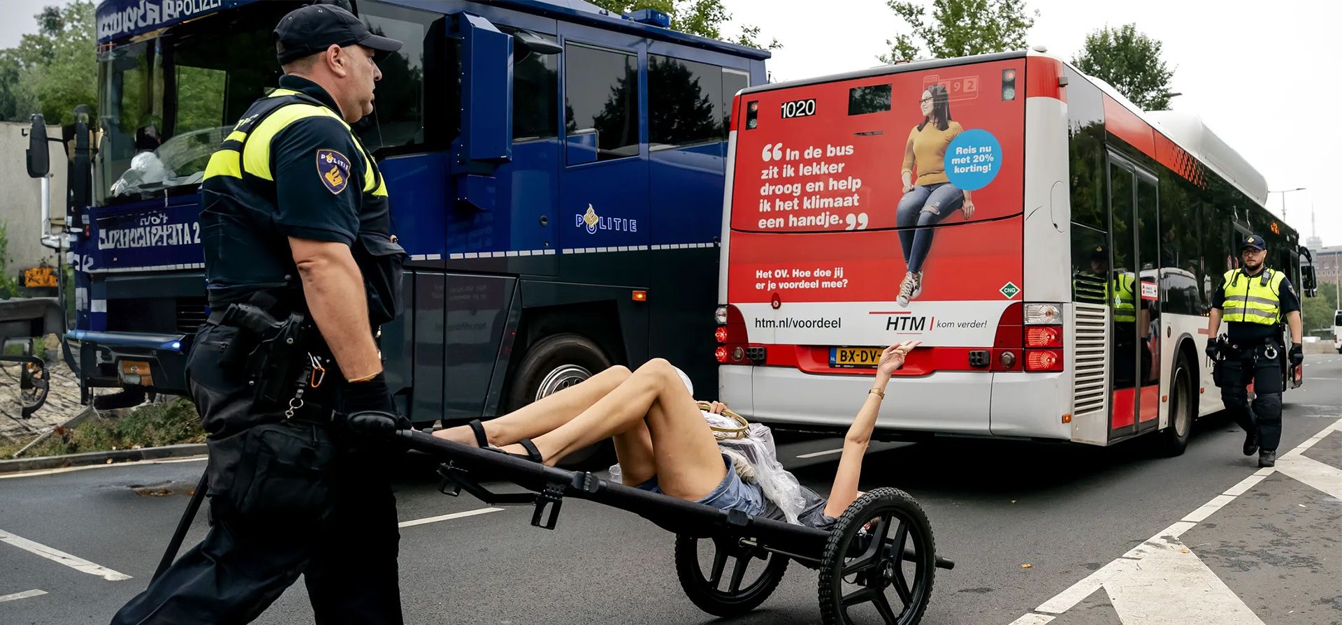 La Haya, Países Bajos. La policía toma medidas contra los activistas climáticos que protestan por tercer día consecutivo contra la concesión de subsidios fósiles por parte del gobierno. Fotografía: Hollandse Hoogte/Shutterstock La Haya, Países Bajos. La policía toma medidas contra los activistas climáticos que protestan por tercer día consecutivo contra la concesión de subsidios fósiles por parte del gobierno. Fotografía: Hollandse Hoogte/Shutterstock