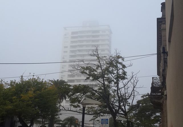 La niebla cubrió la ciudad y complica el tránsito en las rutas de la región