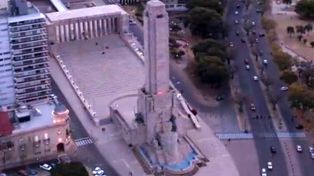 El Monumento, símbolo de Rosario, aparece en el video.
