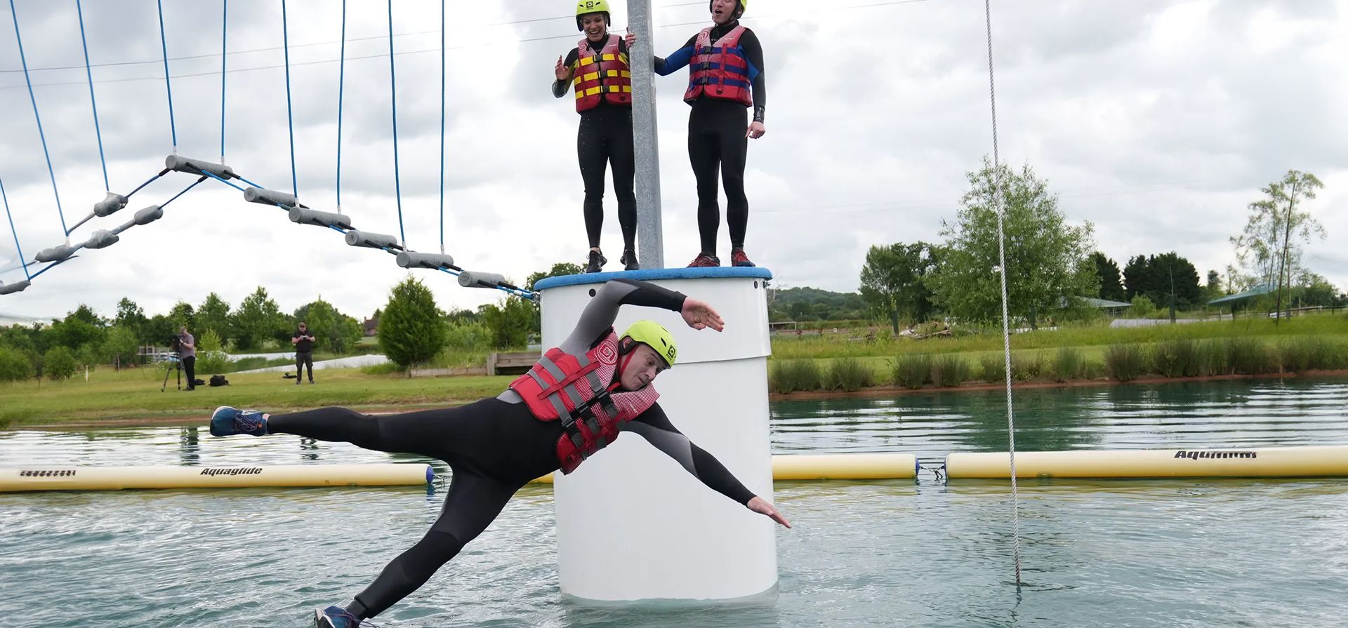 El líder de los Demócratas Liberales, Sir Ed Davey, cae de una pista de asalto flotante durante una visita de campaña a Warwickshire, Henley-in-Arden, Reino Unido. Fotografía: Jacob King/PA El líder de los Demócratas Liberales, Sir Ed Davey, cae de una pista de asalto flotante durante una visita de campaña a Warwickshire, Henley-in-Arden, Reino Unido. Fotografía: Jacob King/PA