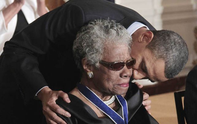 Dramaturga insigne. Obama abraza a Angelou en un acto en 2010.