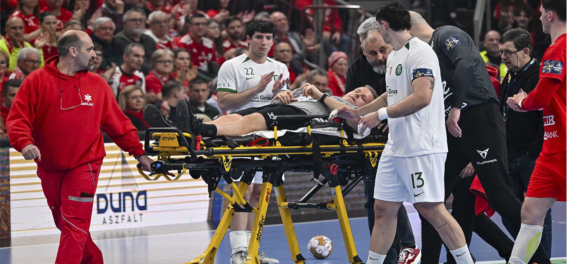 El árbitro danés Jesper Madsen es retirado de la cancha por el personal médico luego de que se desmayara durante el partido de la ronda 12 del Grupo A de la Liga de Campeones de balonmano masculino entre el One Veszprem HC y el Sporting CP en el One Veszprem Arena en Veszprem, Hungría, el jueves 20 de febrero de 2025. (Tamas Vasvari/MTI vía AP) El árbitro danés Jesper Madsen es retirado de la cancha por el personal médico luego de que se desmayara durante el partido de la ronda 12 del Grupo A de la Liga de Campeones de balonmano masculino entre el One Veszprem HC y el Sporting CP en el One Veszprem Arena en Veszprem, Hungría, el jueves 20 de febrero de 2025. (Tamas Vasvari/MTI vía AP)