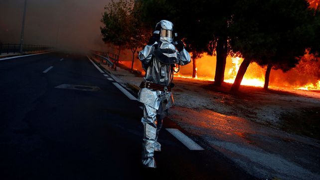 El mayor incendio de la década en Grecia deja numerosos muertos, casas y vehículos destruidos
