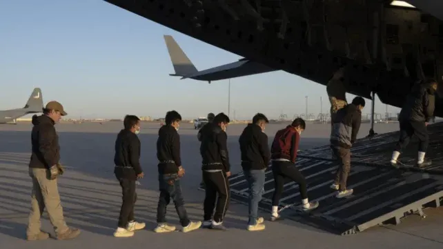 Los diez argentinos que fueron deportados desde Estados Unidos arribaron esta madrugada al país
