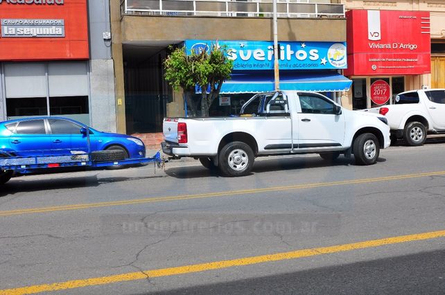 Un ciclista quedó aprisionado entre un camión en doble fila y una camioneta policial
