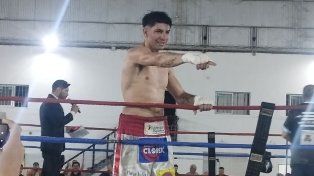 Daniel Aquino saluda al público que lo acompañó en su regreso a la capital entrerriana.