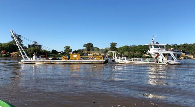 {altText(Toman muestras del lecho del río en donde se emplazará el Puente Santa Fe-Paraná (Gentileza – www.elonce.com),Estudian el lecho del río por la futura construcción del puente a Paraná)}