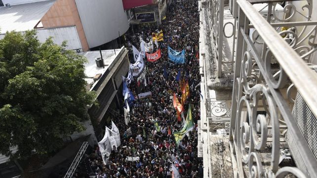 Una multitudinaria marcha cerró filas en defensa de la universidad pública