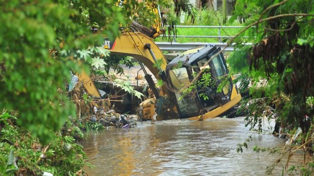 Arroyo Antoñico: vecinos ayudaron a obrero a salir de las aguas&nbsp;