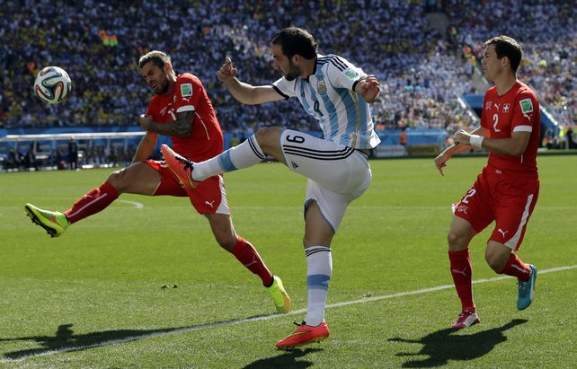 Sufriendo, a pura garra y corazón, Argentina venció a Suiza y está en cuartos