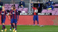 Messi convirtió el cuarto gol ante Osasuna el pasado 29 de noviembre y se sacó la camiseta de Barcelona y para mostrar la rojinegra que había usado el “10” en su paso por la lepra en 1993. Messi convirtió el cuarto gol ante Osasuna el pasado 29 de noviembre y se sacó la camiseta de Barcelona y para mostrar la rojinegra que había usado el “10” en su paso por la lepra en 1993.