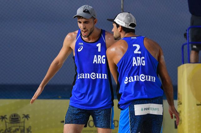 Nicolás (de frente) y Julián