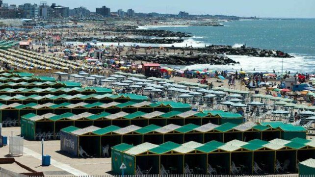 La costa atlántica resigna turistas por los precios y también playa por erosión