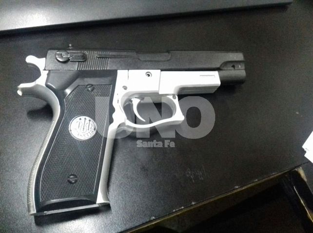 Persiguieron y aprehendieron a un violento delincuente con un arma de guerra cargada