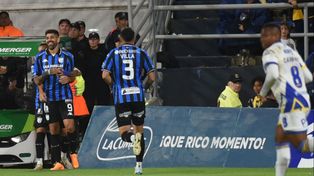 Leandro Díaz festeja el empate de Atlético Tucumán, luego del error de Luca Raffin. En el partido anterior Facundo Mallo hizo el prólogo.