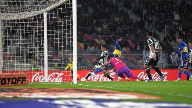 Sergio Romero pasa de largo y Rodrigo Atencio marca el primero de Central Córdoba ante Boca.