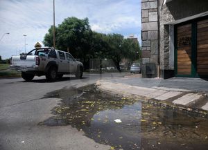 Vecinos de barrio Sur reclaman por la presencia de aguas servidas