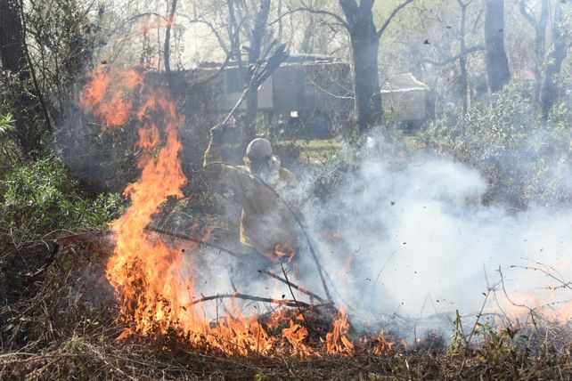 Otro fin de semana dramático en la isla: el fuego consumió viviendas y obligó a desalojar el peaje del puente