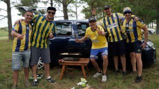 Parate. A un costado de la ruta, los hinchas de Central vivieron la previa con mucha alegría.