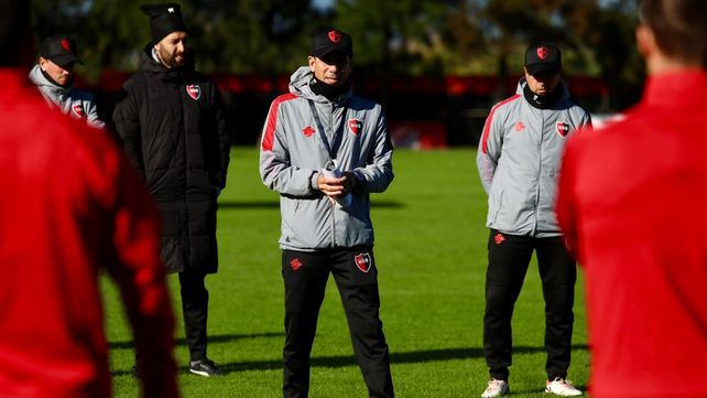 Mauricio Larriera condujo la práctica de Newells a puertas cerradas
