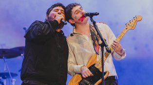 Dillom fue, sin duda, el protagonista del primer día del Cosquín Rock. En la foto, él y Santiago Motorizado cantando Cirugía.
