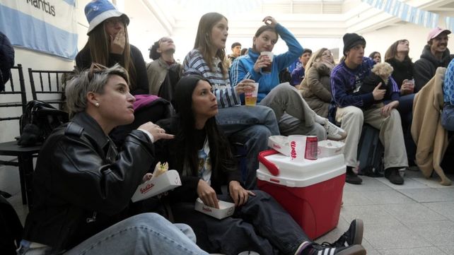 En las oficinas, las escuelas y otros epacios laborales se repitió este lunes la consigna: 