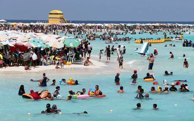 La gente disfruta del mar en la playa de Marsa Matruh
