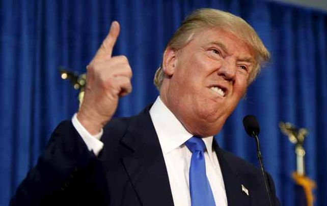 Donald Trump. Con un gesto y su típico “you’re fired!” (está despedido) parece hablarle a los inmigrantes ilegales.