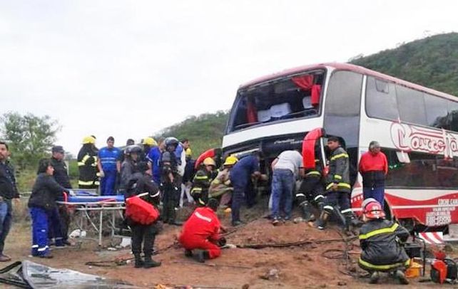la sacaron barata. El coche de la empresa cordobesa Caucotta Turismo terminó incrustado en el terraplén.