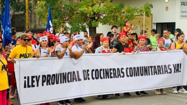Cocineras comunitarias de Santa Fe: Municipales y metalúrgicos hacen cola por un plato de comida