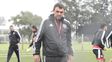 Sigue. El DT leproso vuelve al trabajo.