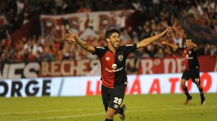 Qué regreso. Pablo Pérez volvió a pisar el Coloso con la camiseta de Newell’s y la rompió, Con gol incluido. Fue al final del primer tiempo, cuando capturó un rebote tras una gran tapada de Burián a Maxi. Fue la figura.