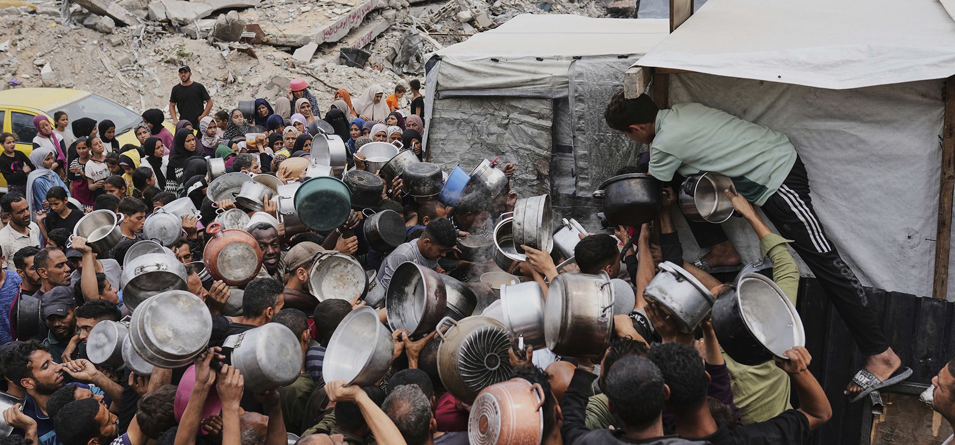 Palestinos luchan por conseguir alimentos donados en un comedor comunitario en Jabalia, al norte de la Franja de Gaza, el jueves 15 de mayo de 2025. (Foto AP/Jehad Alshrafi) Palestinos luchan por conseguir alimentos donados en un comedor comunitario en Jabalia, al norte de la Franja de Gaza, el jueves 15 de mayo de 2025. (Foto AP/Jehad Alshrafi)