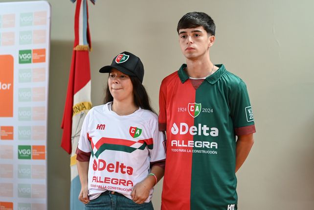 La nueva pilcha del Coronel. Evangelina Muñoz y Gianfranco Pape vistieron la nueva indumentaria de Coronel Aguirre. El juvenil es jugador de inferiores