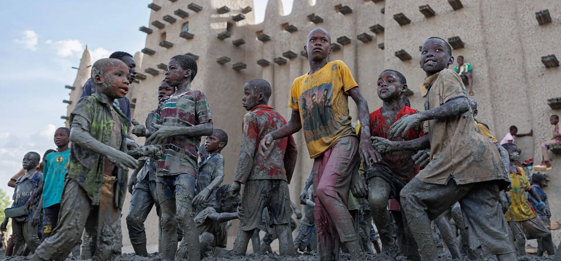 Djenné, Malí. Un grupo de niños ayudan durante el reenlucido de la Gran Mezquita de Djenné en el centro de Malí. Miles de personas se reúnen cada año para volver a enlucir las paredes de la mezquita, cuya estructura de barro actual data de 1907. Fotografía: Ousmane Makaveli/AFP/Getty Images Djenné, Malí. Un grupo de niños ayudan durante el reenlucido de la Gran Mezquita de Djenné en el centro de Malí. Miles de personas se reúnen cada año para volver a enlucir las paredes de la mezquita, cuya estructura de barro actual data de 1907. Fotografía: Ousmane Makaveli/AFP/Getty Images