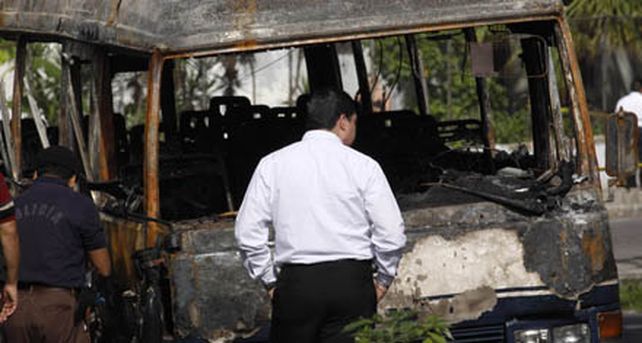 Pandilleros incendian un micro y matan a 14 personas en El Salvador