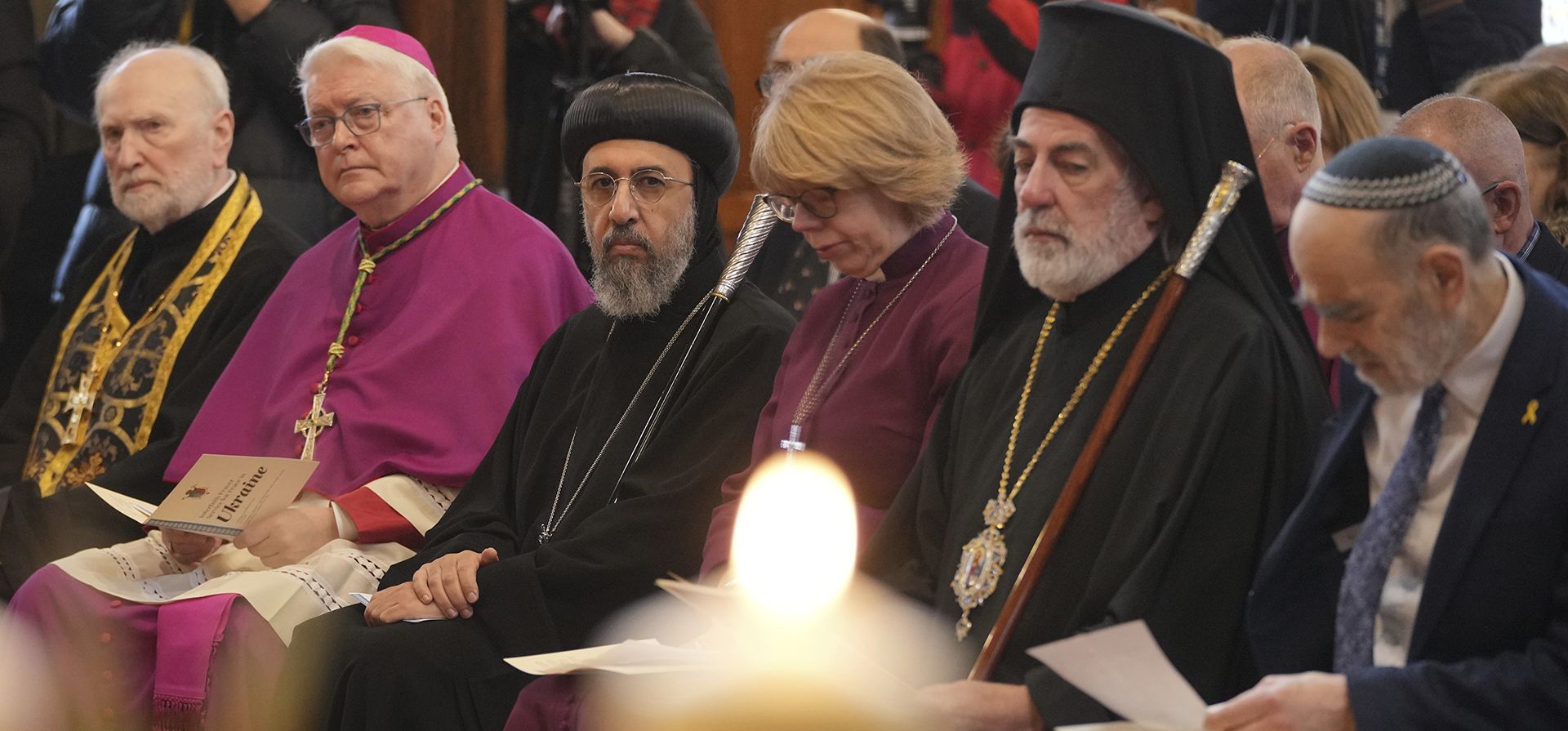 Líderes interreligiosos asisten a un servicio de oración interreligioso en la Catedral Católica Ucraniana para conmemorar el tercer aniversario de la invasión rusa a Ucrania en Londres, el lunes 24 de febrero de 2025. (Foto AP/Kin Cheung) Líderes interreligiosos asisten a un servicio de oración interreligioso en la Catedral Católica Ucraniana para conmemorar el tercer aniversario de la invasión rusa a Ucrania en Londres, el lunes 24 de febrero de 2025. (Foto AP/Kin Cheung)