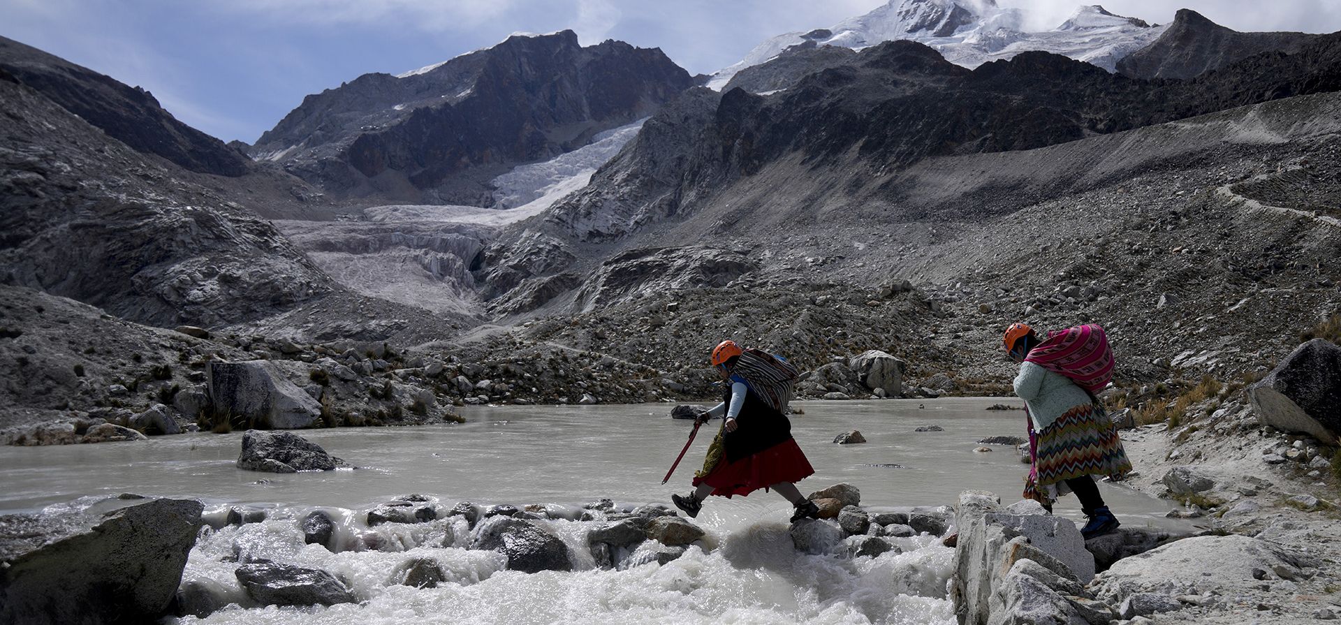 Dos mujeres aymara que se ganan la vida como guías de montaña, caminan por el glaciar Huayna Potosi, en las afueras de El Alto, Bolivia, el 5 de noviembre de 2023. (AP Foto/Juan Karita) Dos mujeres aymara que se ganan la vida como guías de montaña, caminan por el glaciar Huayna Potosi, en las afueras de El Alto, Bolivia, el 5 de noviembre de 2023. (AP Foto/Juan Karita)
