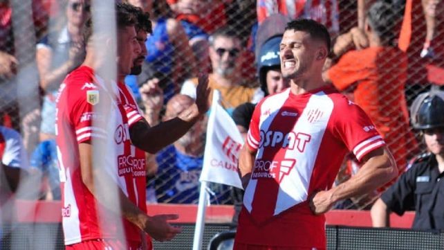 Juan Manuel García marcó los tres goles de Unión en el 15 de Abril.