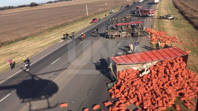 Accidente fatal entre un camión y un auto: murió un hombre y sus dos hijas de 6 y 9 años