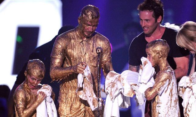 Beckham y dos de sus hijos, bañados en oro