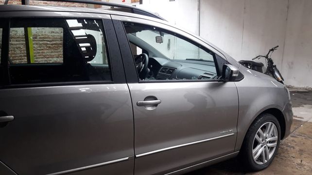 El vehículo en el que iba la víctima al momento de ser atacada. (Foto: diario Uno Santa Fe)